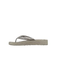 Chancla de espadrille gris con suela de cuerda trenzada, que presenta dos tiras delgadas adornadas con pequeños detalles brillantes. Diseño plano y casual.