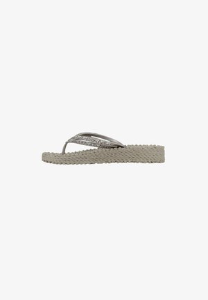 Tongs espadrilles grises avec semelle en corde tressée, dotées de deux fines lanières ornées de petits détails scintillants. Design plat et décontracté.