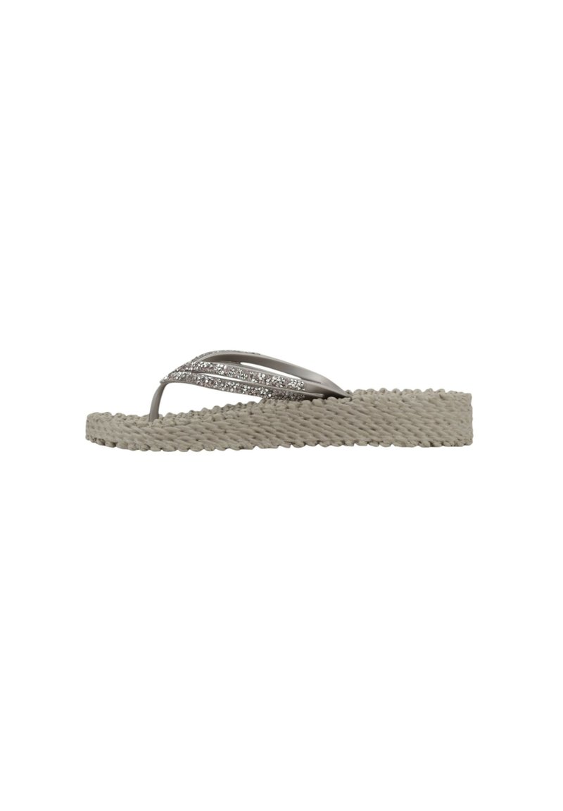 Chancla de espadrille gris con suela de cuerda trenzada, que presenta dos tiras delgadas adornadas con pequeños detalles brillantes. Diseño plano y casual.