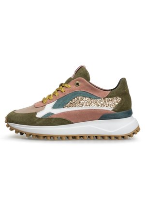 Lage sneaker met olijfgroene, roze en blauwe suède panelen, gouden glitterdetail, gele veters, witte middenzool en getextureerde bruine rubberen buitenzool.