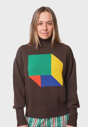 Brauner gestrickter Pullover mit einem geometrischen Blockdesign in Grün, Gelb, Rot und Blau. Hoher Kragen und gerippte Bündchen, weicher Stoff.