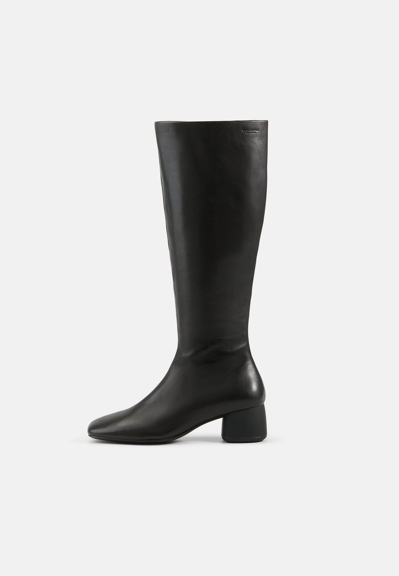 Bottes noires en cuir montant jusqu'au genou, avec un bout carré et un talon épais, présentant une texture lisse et un design minimaliste.