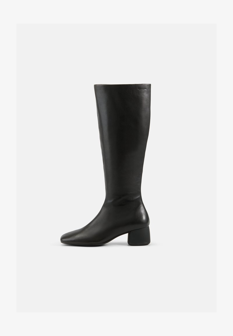 Stivali neri in pelle, alti fino al ginocchio, con punta quadrata e tacco spesso, caratterizzati da una texture liscia e un design minimalista.