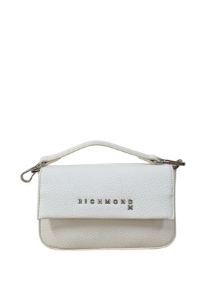 Borsa bianca in pelle testurizzata con manico superiore e chiusura in metallo argentato, con il testo "RICHMOND" in lettere argentate sulla patta anteriore.