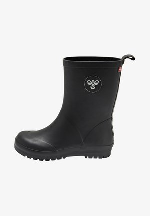 Botte de pluie en caoutchouc noir avec un logo rond, une surface texturée et une semelle à crans. Présente un tirant pour un enfilage facile et un motif latéral contrasté.