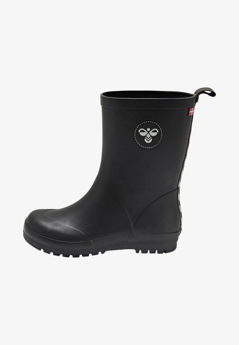 Czarne gumowe kalosze z okrągłym logo, teksturowaną powierzchnią oraz bieżnikowaną podeszwą. Posiadają uchwyt do łatwego zakładania oraz kontrastowy wzór po bokach.