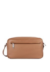 Borsa a tracolla in pelle marrone con forma rettangolare, tasca frontale con zip, texture morbida e tracolla regolabile. Il design minimalista presenta accessori in argento.