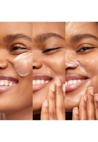 Ihohoitoaineen levitys kolmessa vaiheessa: geelin tasainen levitys poskille, vaahtoava puhdistus ja huuhdottu iho; luonnollinen ihonväri, jossa on näkyvää tekstuuria.