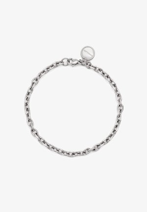 Bracciale in argento con anelli interconnessi, dotato di un gancio a moschettone e di un piccolo ciondolo circolare con testo in rilievo.