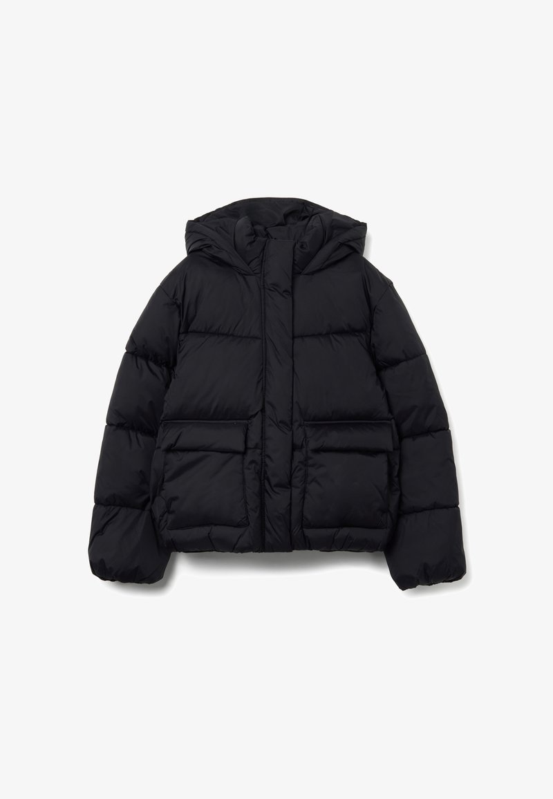 Giacca a vento nera con cappuccio, caratterizzata da un design trapuntato, polsini elasticizzati e due tasche frontali. Realizzata in un materiale sintetico liscio.