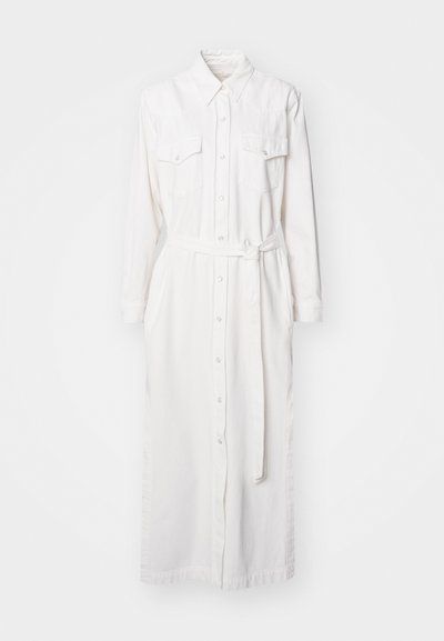 Vestido camisa branco de manga longa em algodão, com colarinho, dois bolsos no peito e cinto de atar, apresentando fecho de botão na frente e silhueta reta.