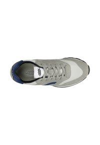 Scarpa sportiva grigia con tomaia in mesh e camoscio, dettagli blu, chiusura con lacci e suola in gomma nera con design testurizzato.