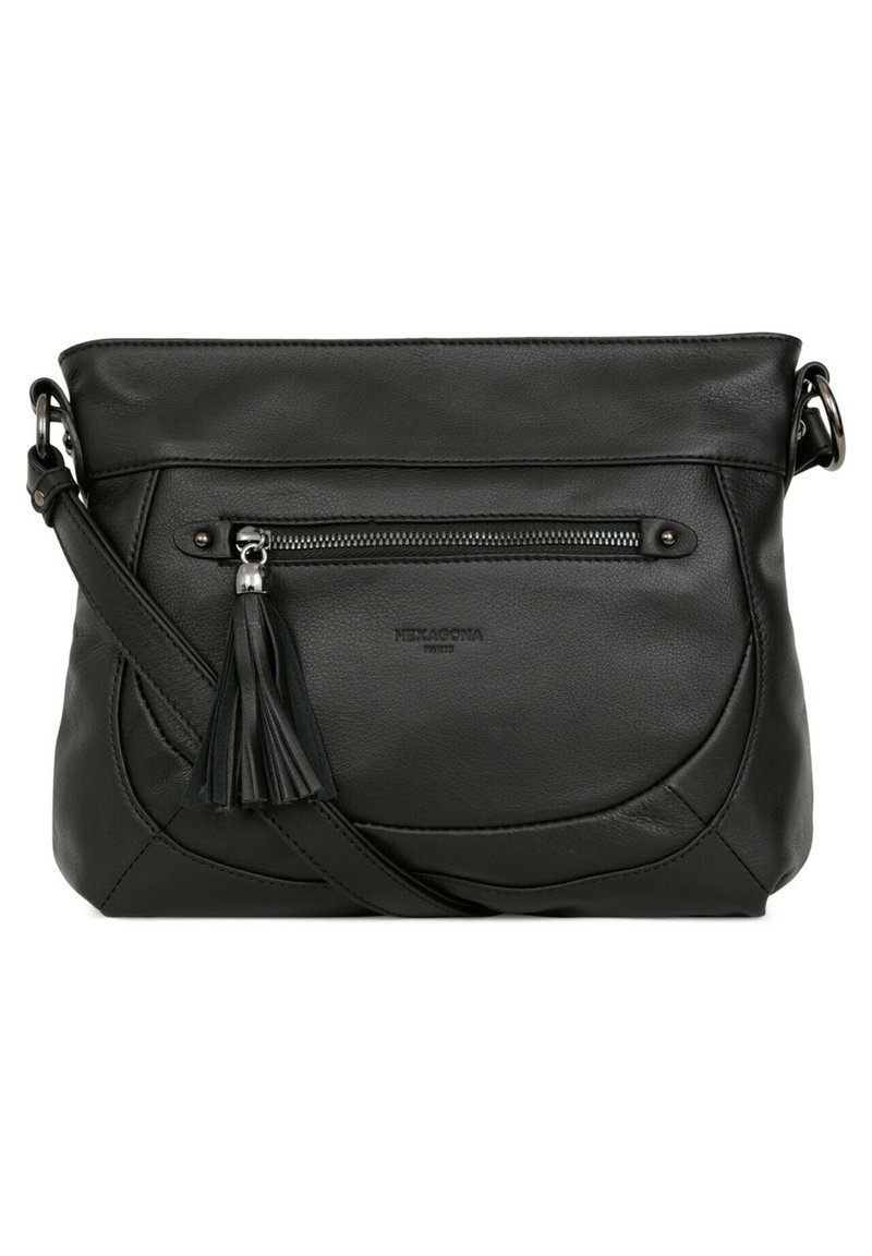 Borsa a spalla in pelle nera con tasca frontale con zip, accentata da un pon pon e cinturino regolabile con cuciture curve e una superficie liscia.
