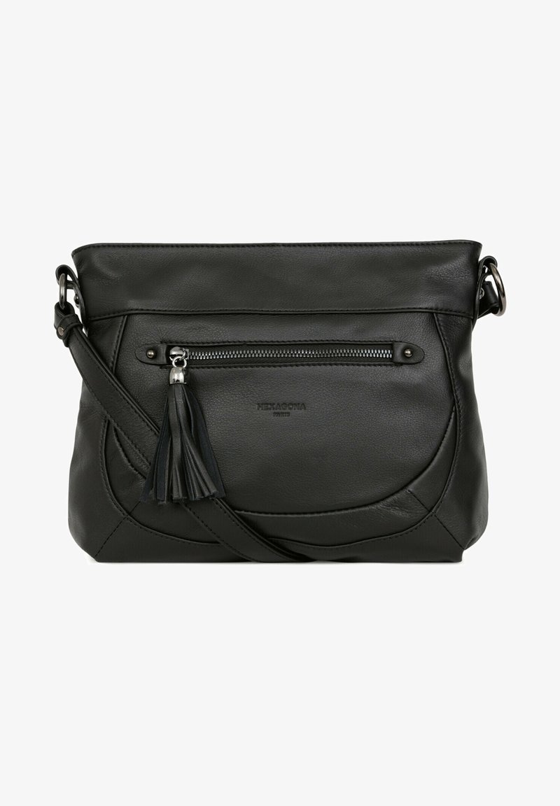 Borsa a spalla in pelle nera con tasca frontale con zip, accentata da un pon pon e cinturino regolabile con cuciture curve e una superficie liscia.