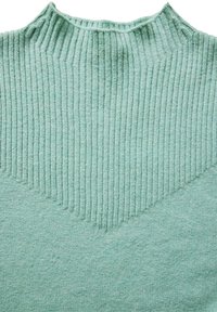 Hellgrüner gestrickter Pullover mit hohem Stehkragen, vertikalem Rippenmuster, das vorne zu einer V-Form verjüngt. Weiche Textur.