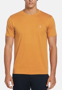 Korte mouwen, ronde hals t-shirt in mosterdgeel katoen, met een klein wit pinguïnlogo op de linker borst.