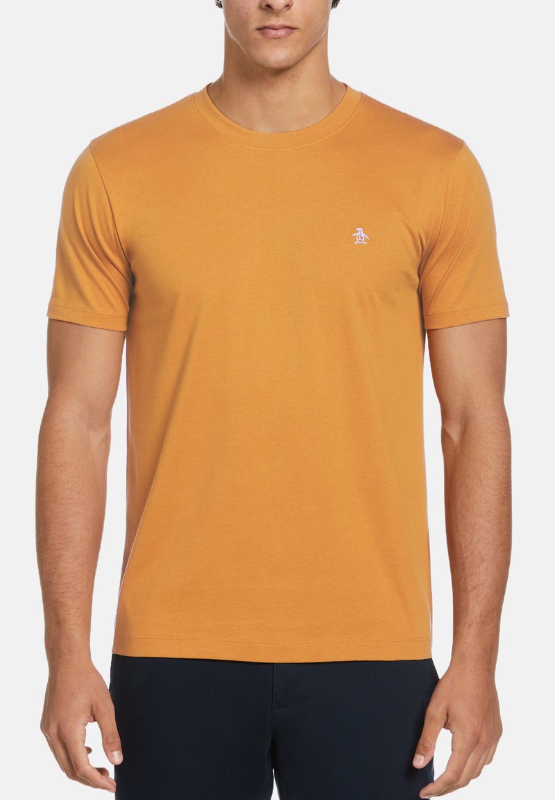 Korte mouwen, ronde hals t-shirt in mosterdgeel katoen, met een klein wit pinguïnlogo op de linker borst.