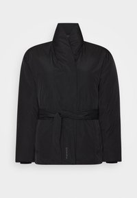 Svart pufferjacka med hög krage, bältad midja och framfickor, med en slät, glänsande textur och minimalistisk design.