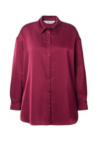 Camisa de satén burdeos con cuello clásico, cierre de botones en el frontal y mangas largas. Textura suave con una silueta holgada.