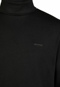 Čierny rolák vyrobený z mäkkého materiálu. Obsahuje jemné logo "HECHTER" v šedej farbe. Hladká textúra s priliehavým strihom.