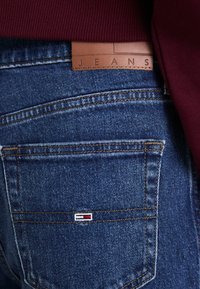 Tommy Jeans Traperice opuštenog kroja - denim dark