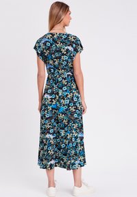 Robe noire à motifs floraux avec des fleurs bleues et des accents blancs, avec des manches courtes, une taille cintrée et une jupe fluide de longueur intermédiaire.
