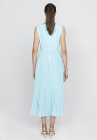 Bezramkowa, plisowana sukienka w jasnoniebieskim kolorze z dopasowanym gorsetem i zwiewnym dołem, z ukrytym zamkiem błyskawicznym z tyłu i długości kostek.