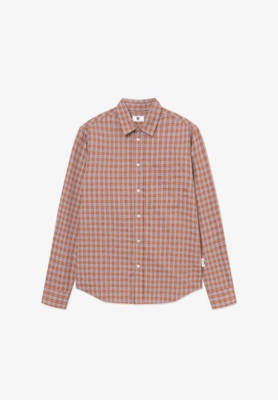Chemise à manches longues avec motif à carreaux orange et beige, col pointu et petite poche poitrine sur le côté gauche.