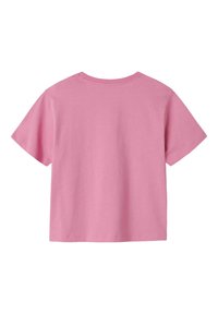Różowa bawełniana koszulka z okrągłym dekoltem, krótkimi rękawami i gładką fakturą, wyświetlona od tyłu. Bez wzorów ani akcentów.