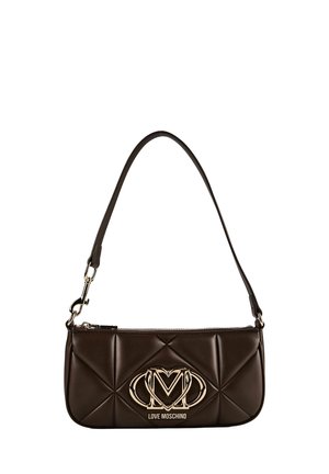 Sac à main en cuir matelassé marron avec un logo Love Moschino doré et une bandoulière unique, fermeture zippée sur le dessus.