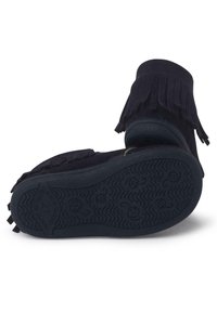 Stivaletti alla caviglia in suede blu navy con dettagli in frange, suola in gomma testurizzata e rivestimento morbido. Presentano una forma curva e accenti cuciti.