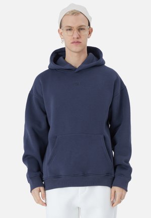 Marineblaue Kapuzenpullover mit einer Fronttasche, Rippbündchen und Saum; bietet ein Ton-in-Ton-Logo auf der Brust; hergestellt aus weichem Baumwollmix.