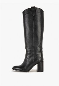 Czarny kozak sięgający do kolana z blokowym obcasem, szpiczastym noskiem i ukośnym przeszyciem. Posiada pętlę z tyłu ułatwiającą zakładanie.