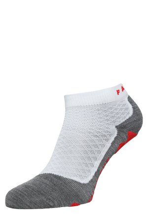 Wit en grijs sportsock met een mesh structuur aan de bovenkant, grijze teen en rode accenten op de zool en merknaam.