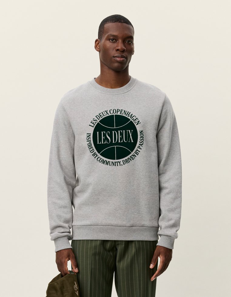 Γκρι φούτερ με στρογγυλό πράσινο λογότυπο που περιέχει το κείμενο "LES DEUX COPENHAGEN". Ριμπ μανσέτες και στρίφωμα, μαλακό υλικό, άνετη εφαρμογή.