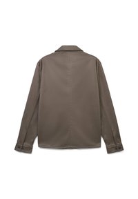 Maglietta lunga marrone chiaro con maniche, colletto semplice, orlo dritto e polsini con bottoni, vista da dietro su uno sfondo bianco.