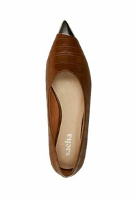 Chaussure plate en cuir synthétique imitation crocodile marron avec un bout pointu. Présente un bout métallique et une doublure intérieure douce. Nom de la marque visible à l'intérieur.