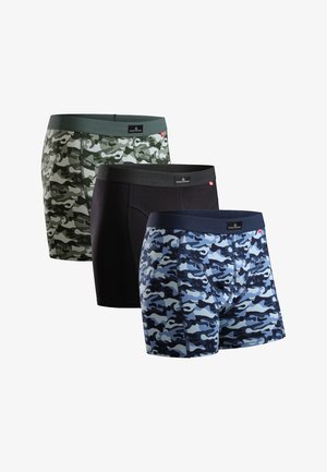 Kolme paria miesten boxereita: vihreä ja valkoinen camo, musta ja sininen camo -kuvio. Pehmeä kangas ja joustavat vyötärönauhat.