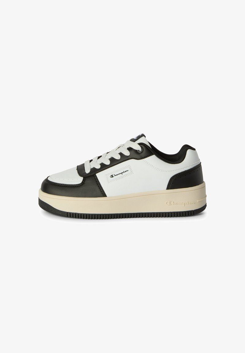 Baskets Champion à tige basse en cuir noir et blanc avec semelle crème et lacets blancs, vues de côté.