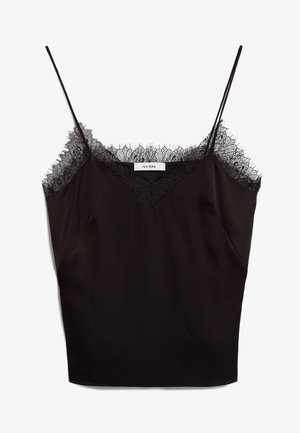 Czarna satynowa koszulka na ramiączkach z regulowanymi paskami, z koronkowym wykończeniem przy dekolcie. Projekt obejmuje dekolt w kształcie litery V oraz boczne kieszenie.