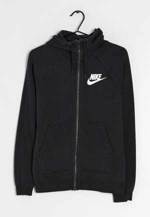 Czarna bluza Nike z kapturem na zamek, z przednimi kieszeniami i białym logo na lewej piersi, wisząca na czarnym wieszaku na białym tle.