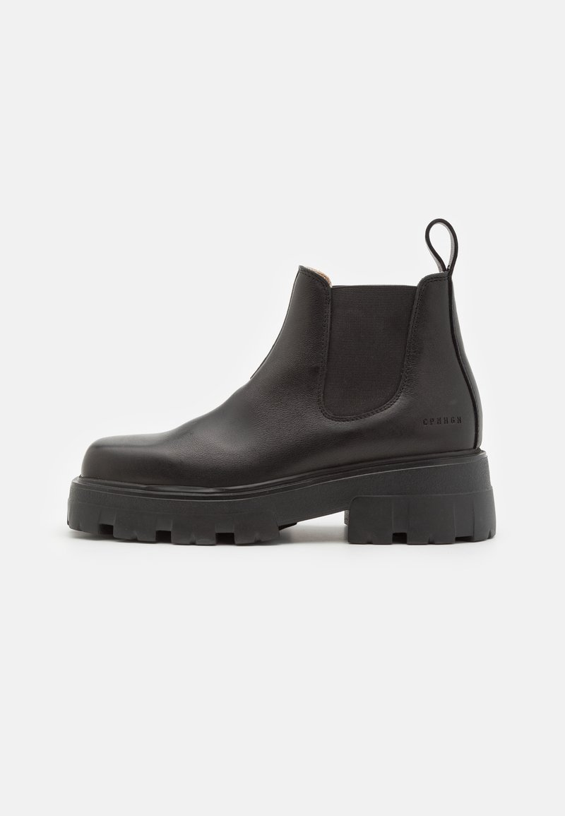 Botte Chelsea en cuir noir avec panneaux élastiques sur les côtés, bout rond, semelle crantée robuste et languette à l'arrière pour un enfilage facile.
