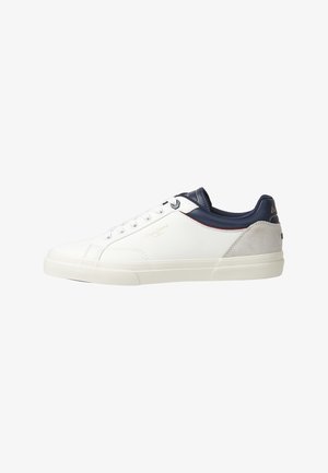 Białe sneakersy z granatowymi skórzanymi akcentami i jasnoszarym zamszowym panelem. Posiadają okrągły czubek, sznurowane zapięcie oraz teksturowaną gumową podeszwę.