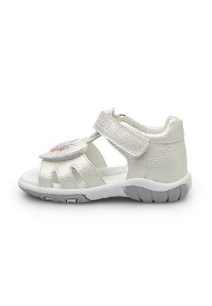 Sandalo in pelle bianca con design aperto, cinturino in velcro, dettagli decorativi sulla parte anteriore e suola in gomma con battistrada testurizzato per una maggiore aderenza.