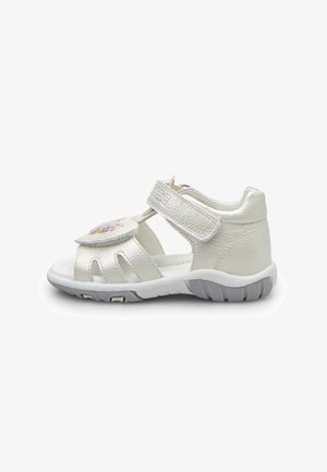 Sandalo in pelle bianca con design aperto, cinturino in velcro, dettagli decorativi sulla parte anteriore e suola in gomma con battistrada testurizzato per una maggiore aderenza.