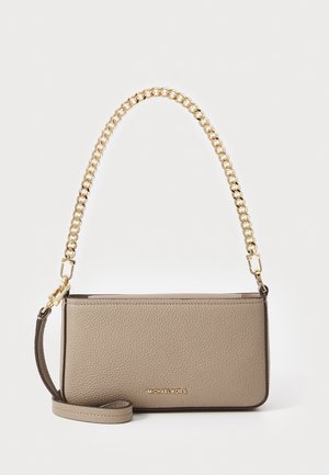 Beżowa torebka ze skóry o fakturze z złotym łańcuszkiem jako uchwytem, dodatkowym skórzanym paskiem na nadgarstek oraz logo "Michael Kors" na przodzie.
