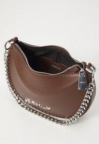 Borsa a tracolla in pelle marrone con forma curvata, tracolla in catena argentata, chiusura con zip e interno nero con etichetta "REPLAY".