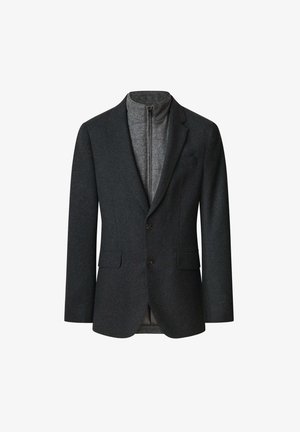 Blazer gris oscuro hecho de una mezcla de lana. Presenta un cuello con cremallera, cierre de un solo botón en la parte frontal, dos bolsillos con solapa y un diseño minimalista.