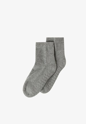 Calzini in cotone grigio misto con un bordo a coste e punti in gomma testurizzati sulla suola per la presa. Progettati per comfort e stabilità.