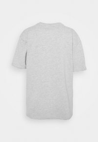 Camiseta de algodón gris de manga corta, con cuello redondo y un ajuste relajado. Textura suave, sin patrones ni detalles adicionales.